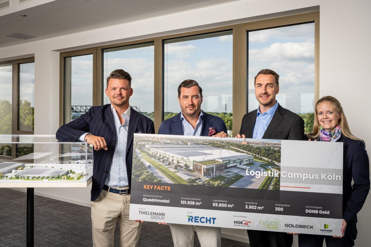 Bild: Von links nach rechts: Christian Karl Flick (COO der ThielemannGroup Holding GmbH), Navid Thielemann (CEO der ThielemannGroup Holding GmbH), Steffen Bauer (CEO der HGK-Gruppe) und Lisa Hirsch (Geschäftsführung der Fusion Cologne GmbH). Bildquelle: Fotografie-Neuhaus